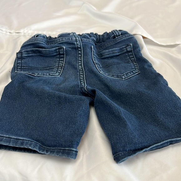 Children place stretchy blue jeans shorts size 4t - Picture 2 of 3